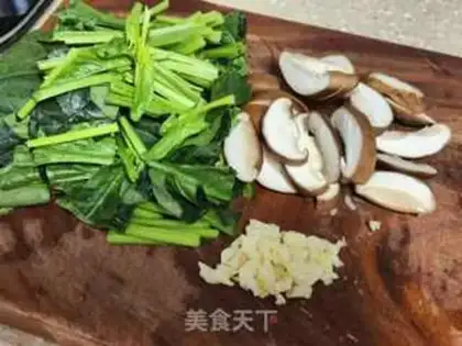 Make Spinach mushroom fried eggs step 1