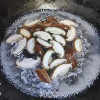 Make Spinach mushroom fried eggs step 3
