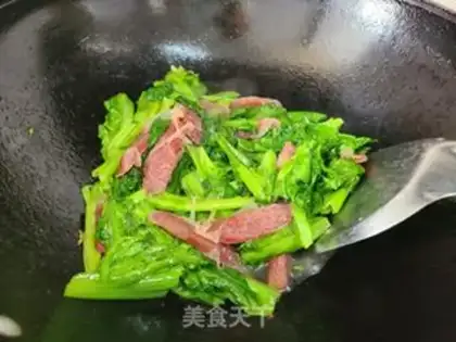 Make Lettuce and wide sausage step 4