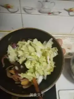 Make Xinjiang fried noodles step 3