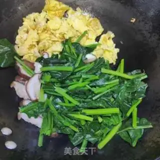 Make Spinach mushroom fried eggs step 8