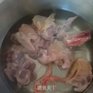 Make Five fingers of peach pigeon soup step 1