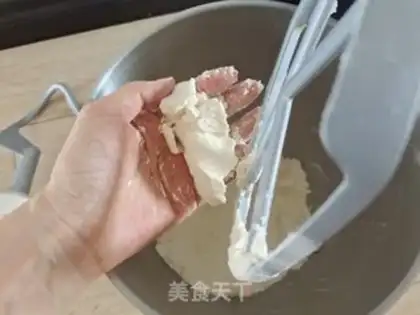 Make Salted yolk pine scon step 2