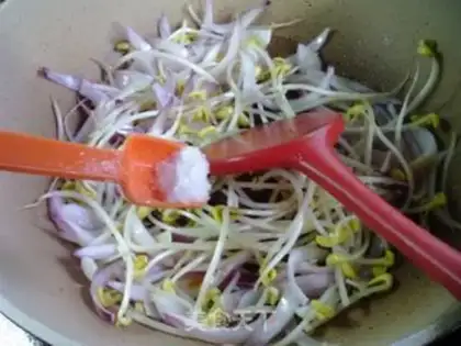 Make Bean sprouts onions step 5