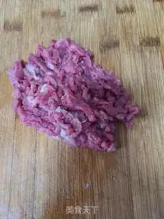 Make Garlic fried beef step 1