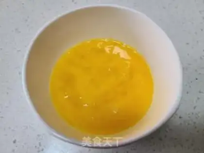 Make Green bean sprouts and fried eggs step 1