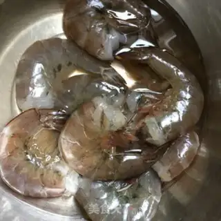 Make Shrimp rim salad step 1