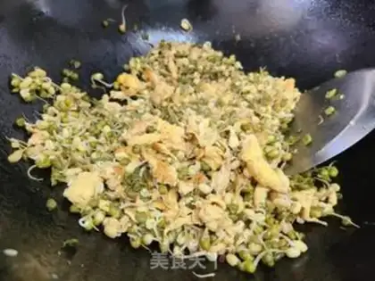 Make Green bean sprouts and fried eggs step 2