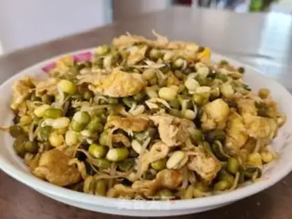Make Green bean sprouts and fried eggs step 3