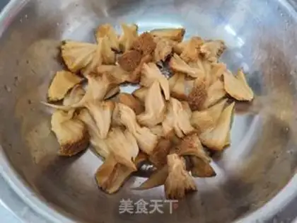 Make Monkey mushrooms, lamb stew step 1