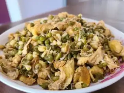 Make Green bean sprouts and fried eggs step 4