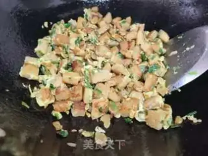 Make Scrambled onion eggs and red fries step 3