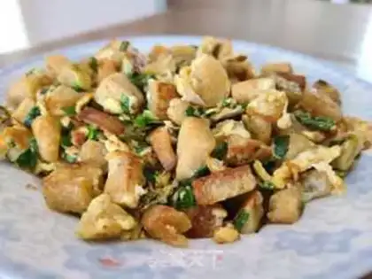 Make Scrambled onion eggs and red fries step 4
