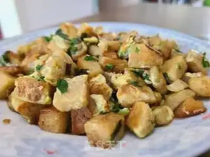 Make Scrambled onion eggs and red fries step 5