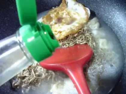 Make Fryed eggs, chubby noodle step 3