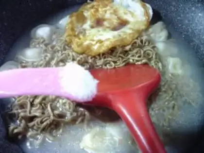 Make Fryed eggs, chubby noodle step 4