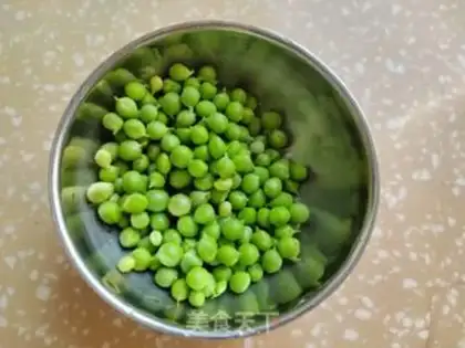 Make Pea-to-curd egg bouquet soup step 1