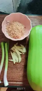 Make Shrimp-covered melon soup step 0