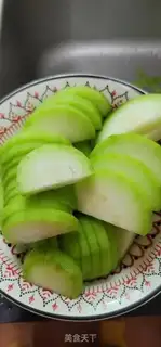 Make Shrimp-covered melon soup step 1