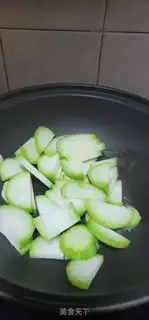 Make Shrimp-covered melon soup step 4
