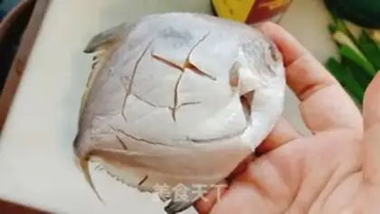 Make Dry-fried mackerel step 1