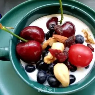 Make Cherry blueberry yogurt bowl step 3