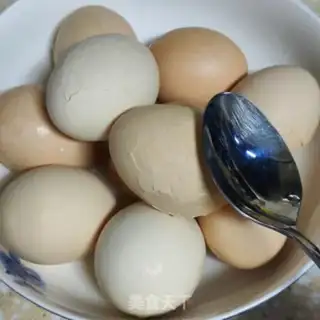 Make Five spicy tea eggs step 1