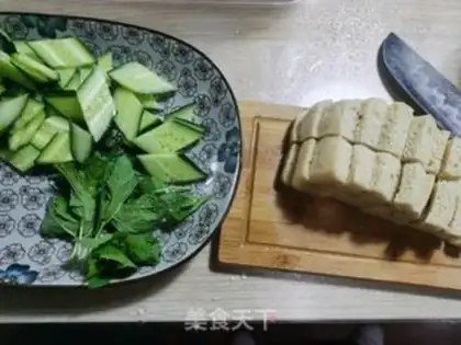 Make Cold cucumbers and noodles step 1
