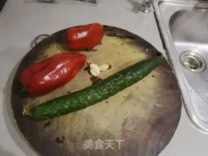 Make Red pepper cucumber fried meat step 0