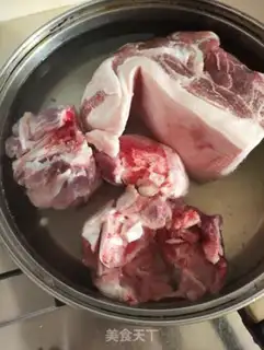 Make Five-fingered peach corn and pork soup step 1