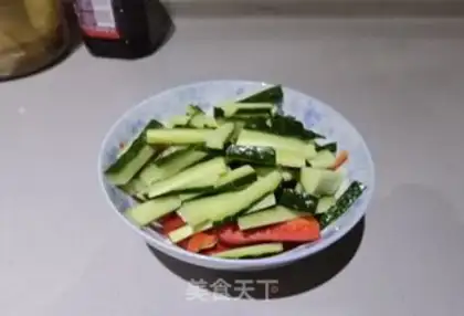 Make Red pepper cucumber fried meat step 1