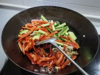 Make Red pepper cucumber fried meat step 3