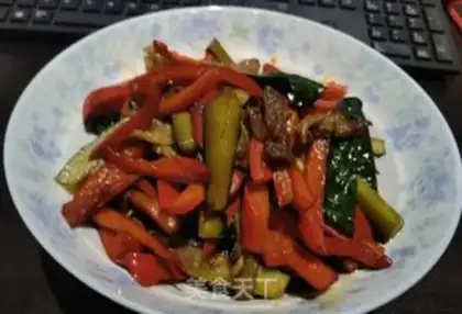 Make Red pepper cucumber fried meat step 4
