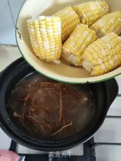 Make Five-fingered peach corn and pork soup step 5