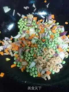 Make Yangzhou fried rice step 2