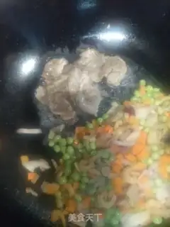 Make Yangzhou fried rice step 3