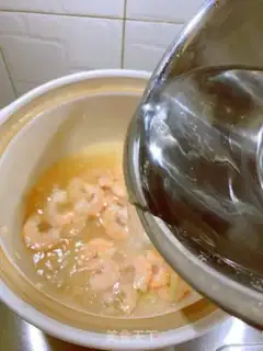 Make Shrimp dress and silk soup step 3