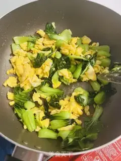 Make The greens are making eggs step 5
