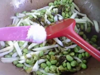 Make The pickles are white and fried beans step 8