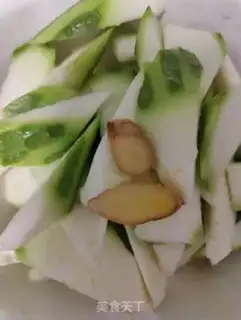 Make Scrawny melon soup step 0