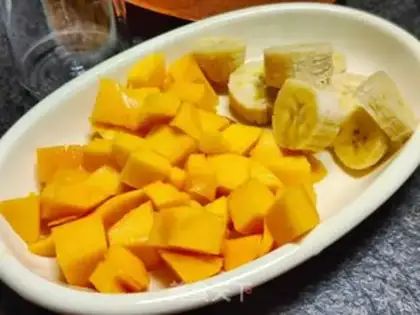 Make Mango banana shake step 1