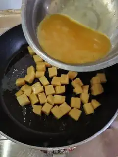 Make Yellow rice cake and eggs step 4
