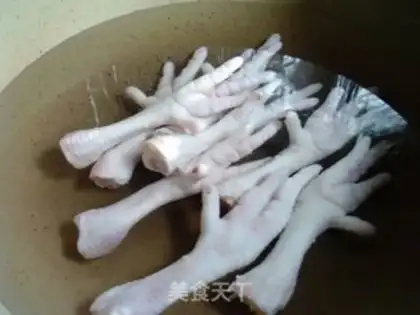 Make Salt chicken claws step 1