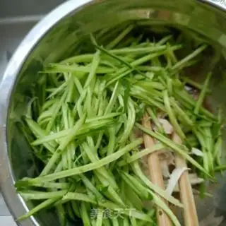 Make The cucumber pelt with chicken chest step 10