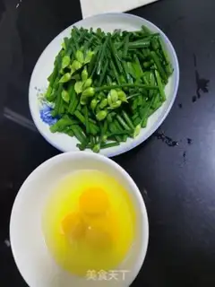 Make Fried eggs with moss step 1