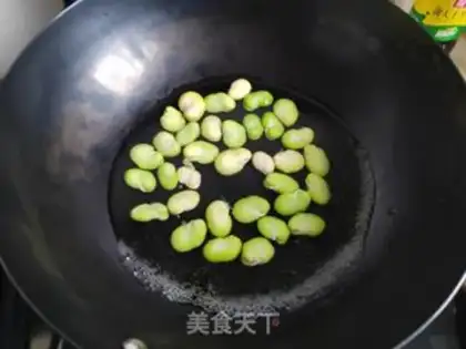 Make Cream-peased eggs step 1