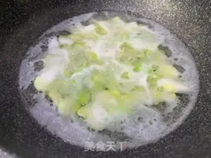 Make Sour chili petal soup step 1