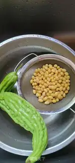 Make Soybeans, bitter melon, bone soup step 3