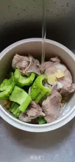 Make Soybeans, bitter melon, bone soup step 6