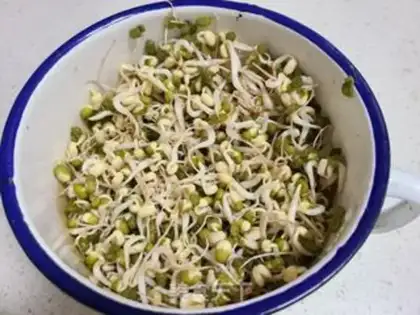 Make The green bean sprouts are fried and dried step 0